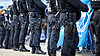 Polizisten stehen Anfang März während mehrerer Demonstrationen auf dem Magdeburger Domplatz. 